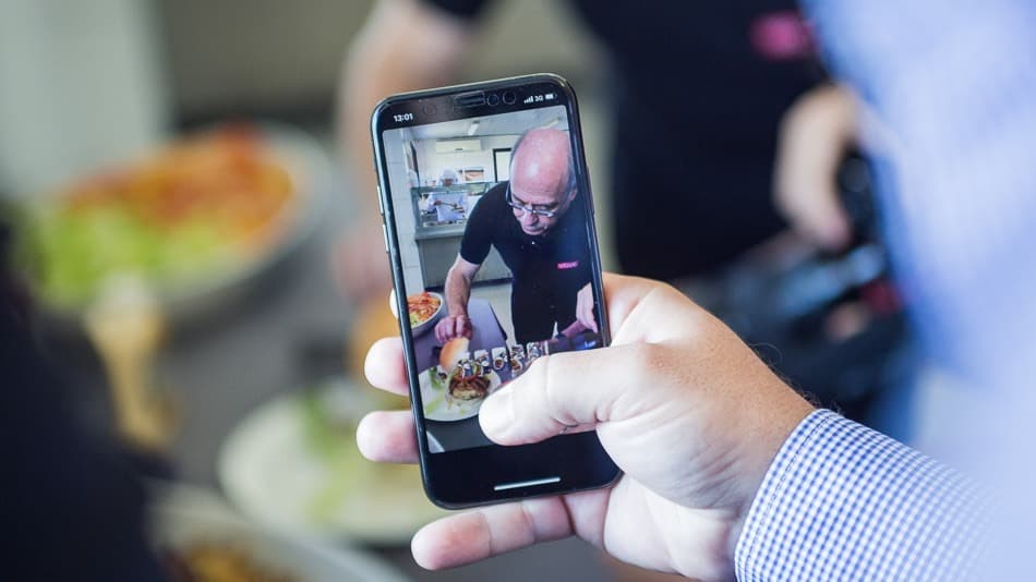 István Wessel prepara um hambúrguer na fábrica da Wessel, que produz os burgers especiais para o Happy Hour GOL