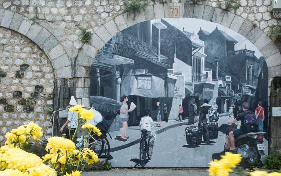 Mural na rua Phung Hung em Hanoi