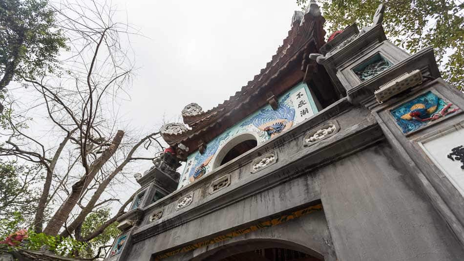 Entrada do templo Ngoc Son em Hanói, no Vietnã