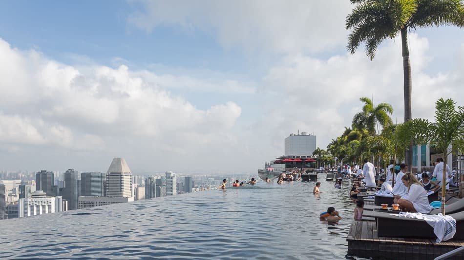 A piscina infinita do Marina Bay Sands em Singapura