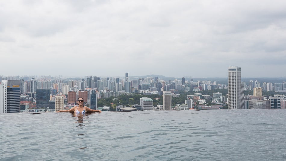 Sofia na piscina infinita do hotel Marina Bay Sands