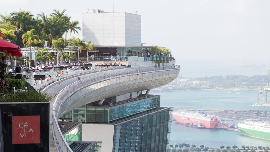 Vista da piscina infinita do hotel Marina Bay sands em Singapura
