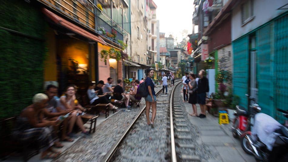 Sofia caminhando nos trilha da Train Street em Hanoi