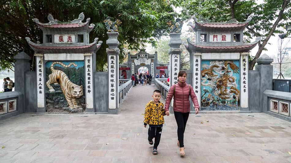 Visitantes no Templo Ngoc Son em Hanói, Vietnã