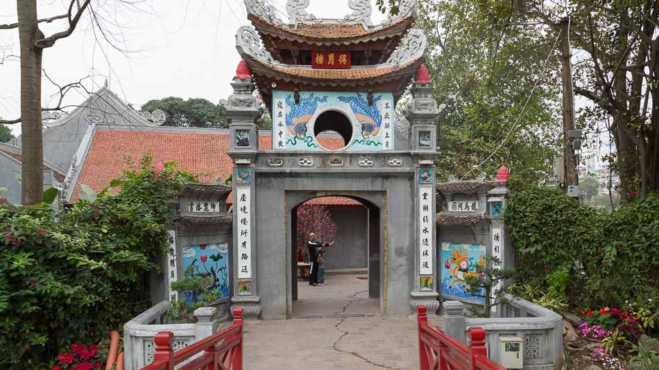 Entrada do Templo Ngoc Son em Hanói, Vietnã