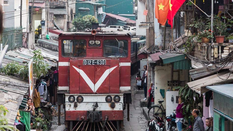 A surreal Train Street em Hanoi, Vietnã