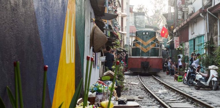 A surreal Train Street em Hanói, Vietnã