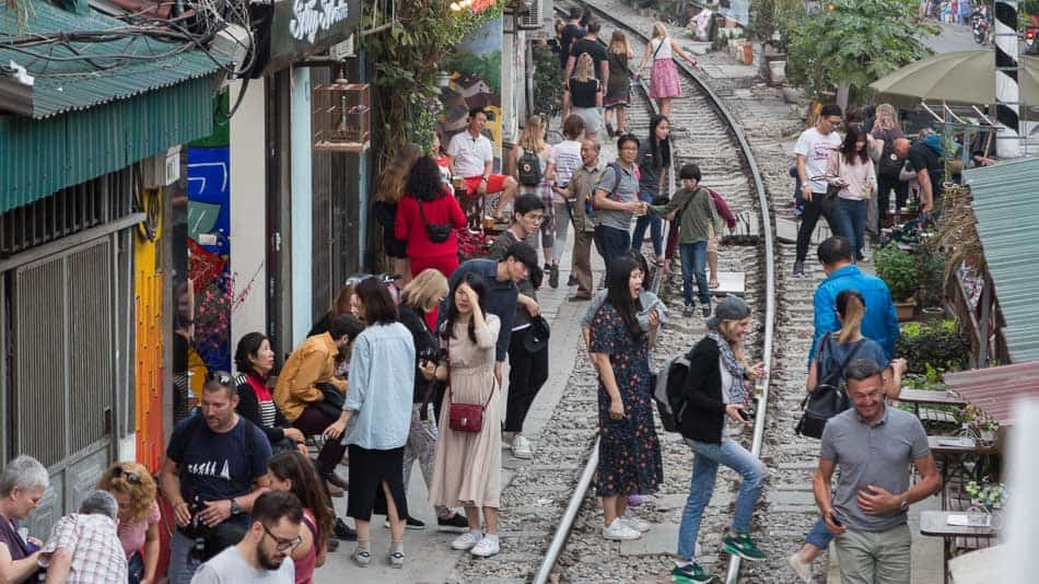 Turistas invadem a Train Street em Hanoi, Vietnã