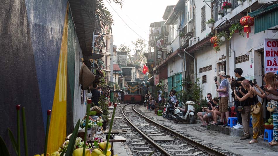 A surreal Train Street em Hanoi, Vietnã