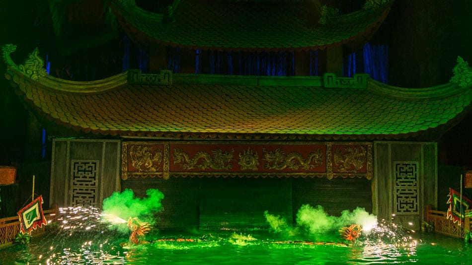 Dragões cuspindo fogo no Water Puppet Show em Hanoi