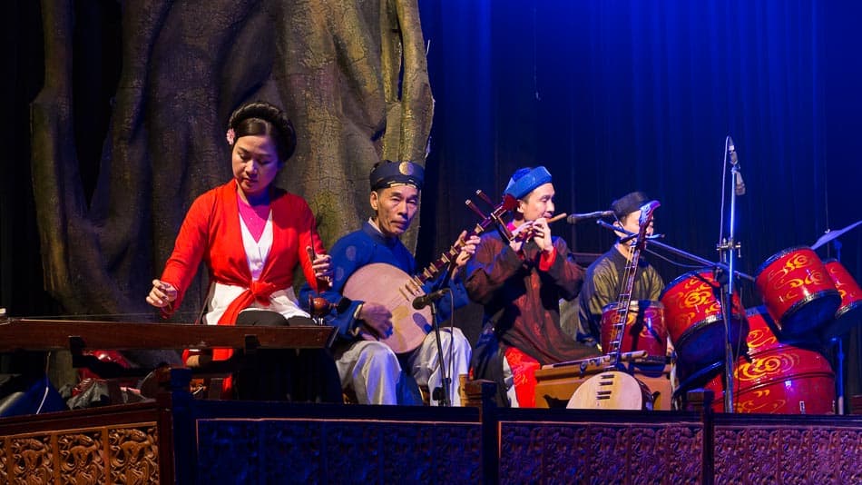 Músicos tocando ao vivo durante apresentação do Water Puppet Show em Hanoi