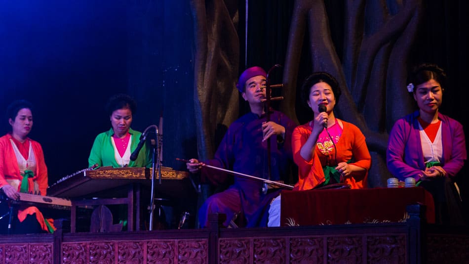 Músicos tocando ao vivo durante apresentação do Water Puppet Show em Hanoi