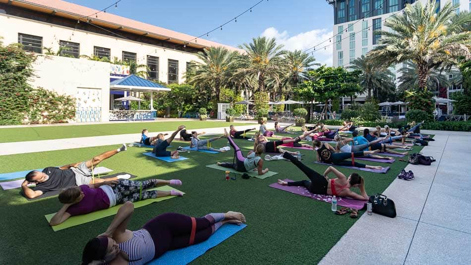 Aula de pilates no gramado do Hilton West Palm Beach