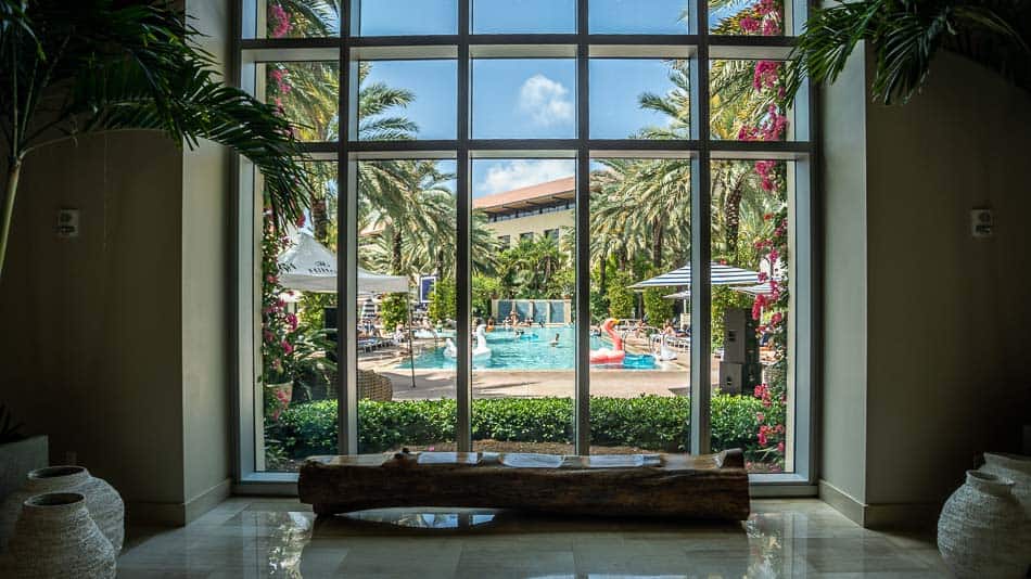 Primeira visão da piscina do Hilton West Palm Beach