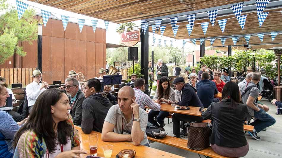 Beer garden na Anaheim Brewery, uma das melhores cervejarias de Anaheim