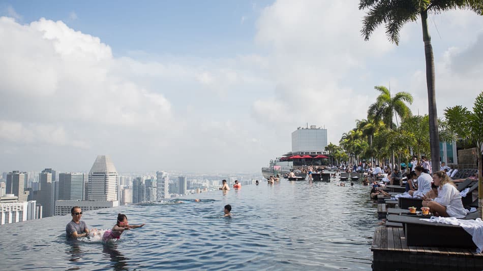 Piscina de borda infinita do Marina Bay Sands em Singapura