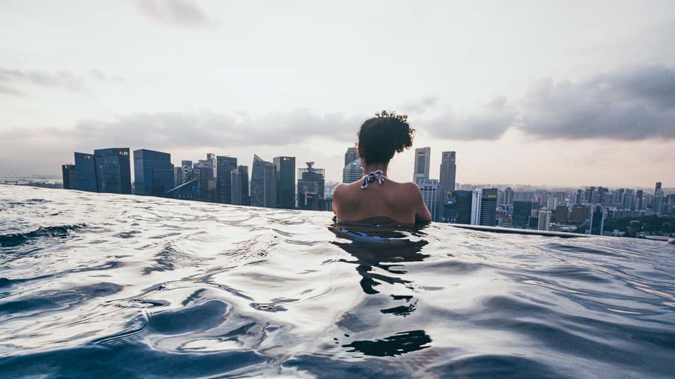 Sofia na piscina de borda infinita de Singapura