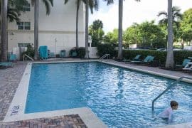 residence-inn-aventura-piscina