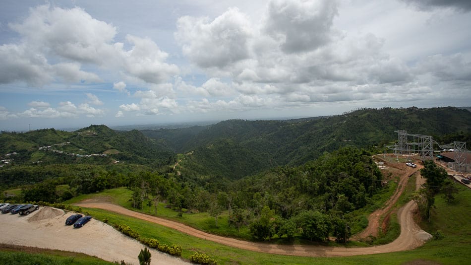 Vista da maior tirolesa das Américas no Toroverde Adventure Park em Porto Rico