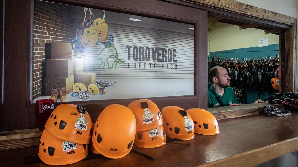 Equipamento de protação para tirolesa no Toroverde Adventure Park em Porto Rico