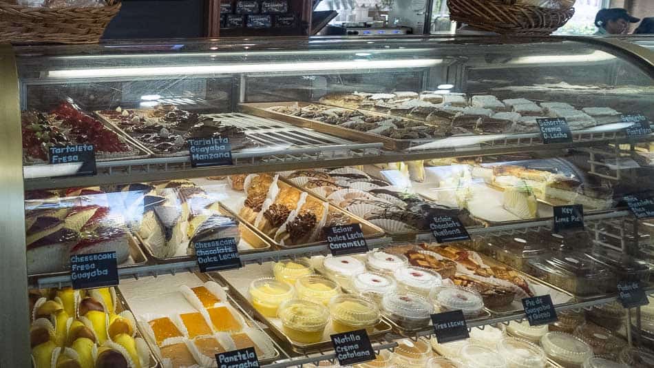 Vitrine da Versailles Bakery, em Little Havana, Miami