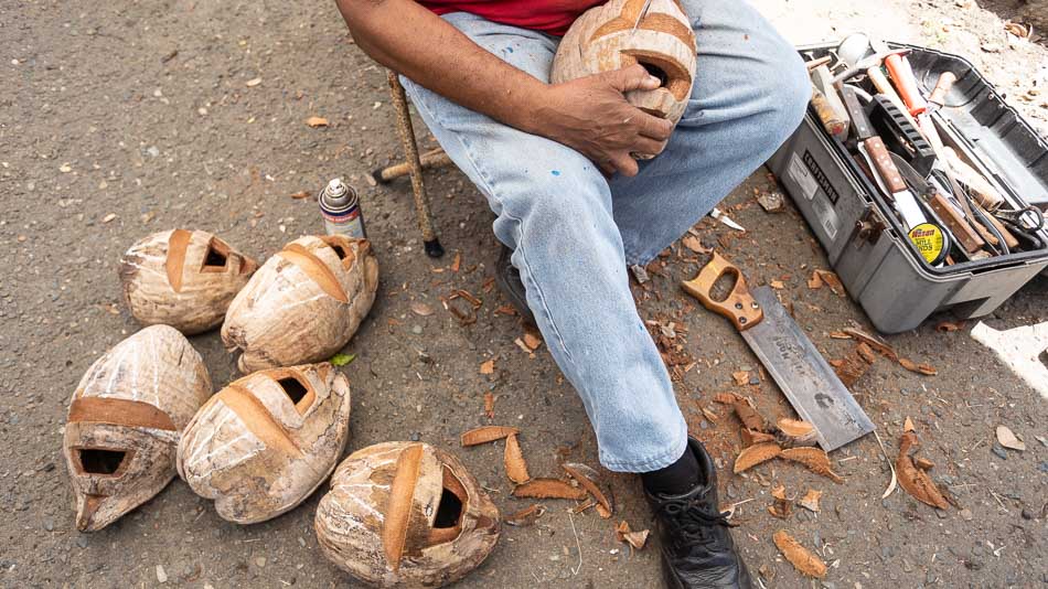 Processo de produção das máscaras Vejigantes, em Loíza, Porto Rico