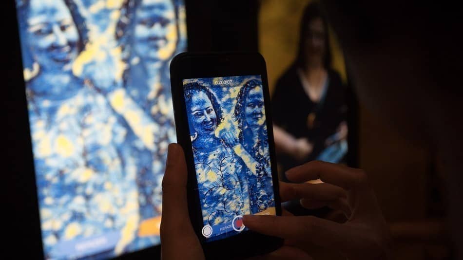Foto na exposição imersiva Van Gogh em SP