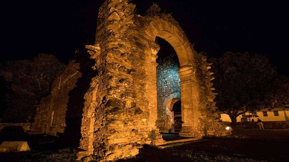 Ruínas da Igreja de Nossa Senhora do Rosário dos Pretos, em Natividade, de noite