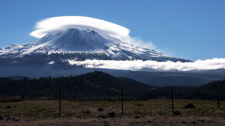 Nuvens lenticulares sobre o Monte Shasta