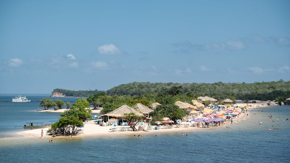 Quiosques na Ilha do Amor, em Alter do Chão, Pará