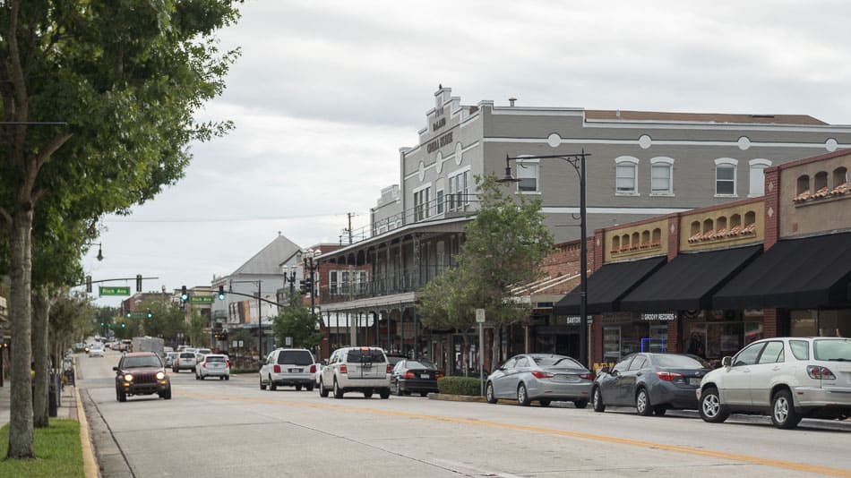 A descolada Main Street, em Downtown DeLand