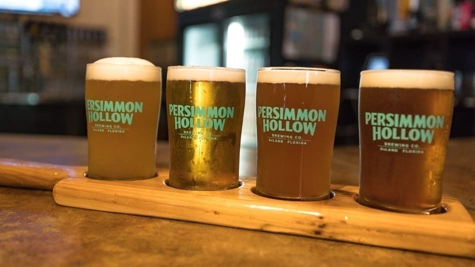 Régua de degustação da cervejaria Persimmon Hollow, em DeLand, West Volusia