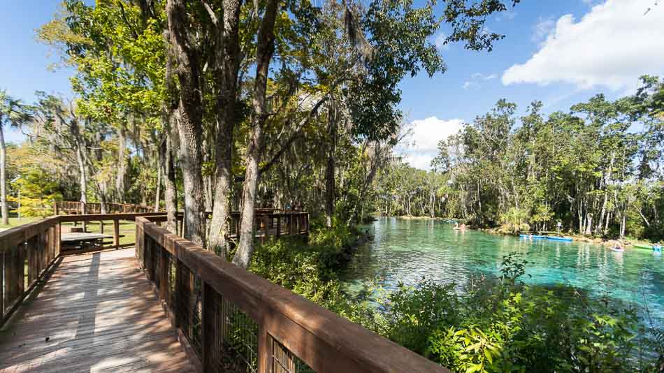 Plataforma de madeira que cerca Three Sisters Springs