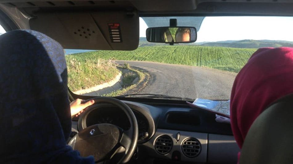 Eu dirigindo um carro alugado nas estradas do Marrocos