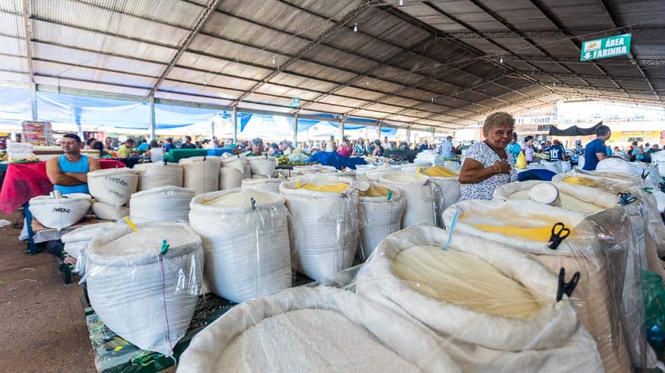 Diferentes tipos de farinha no Mercadão 2000 em Santarém, Pará