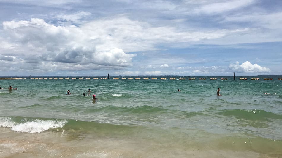 Mar esverdeado da Ilha dos Frades em Salvador