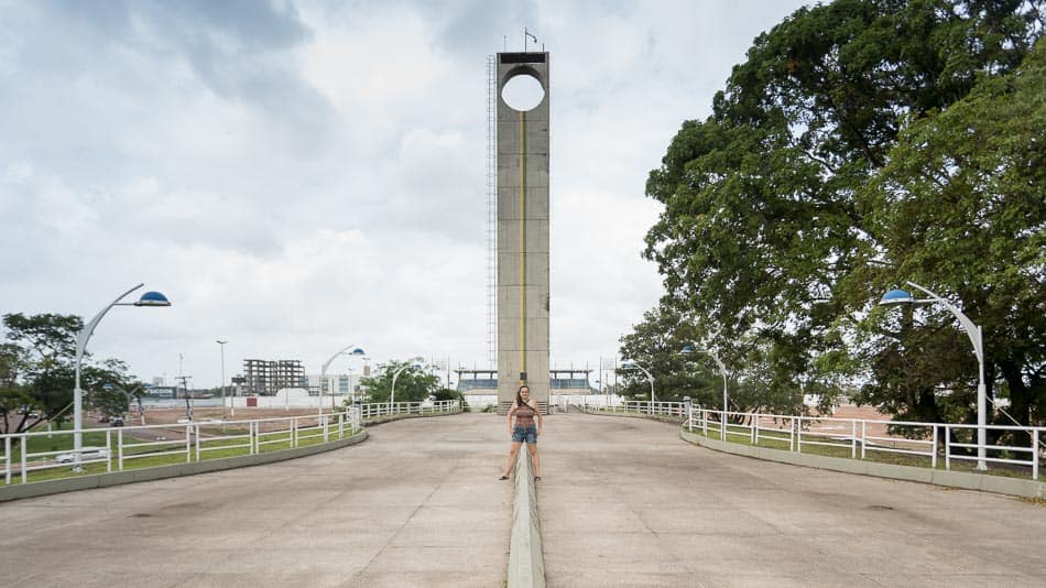 Em pé nos dois hemisférios no Marco Zero em Macapá