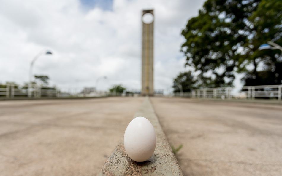 O ovo fica em pé na Linha do Equador em Macapá?