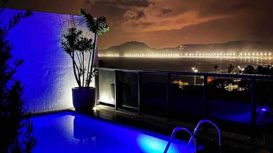 Airbnb no Guarujá: cobertura com piscina na Praia da Enseada