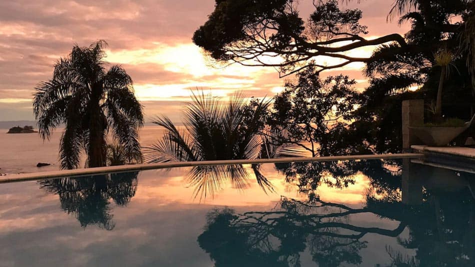 Airbnb no Guarujá: casa paradisíaca na Praia do Éden