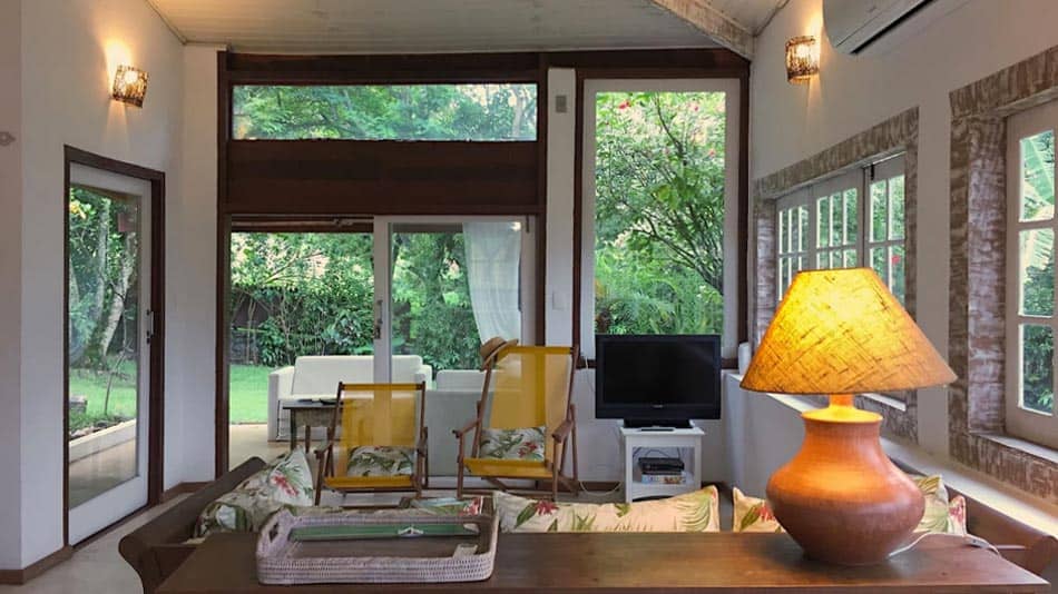 Charmosa casa para alugar no Airbnb em Ilhabela, na praia da Armação