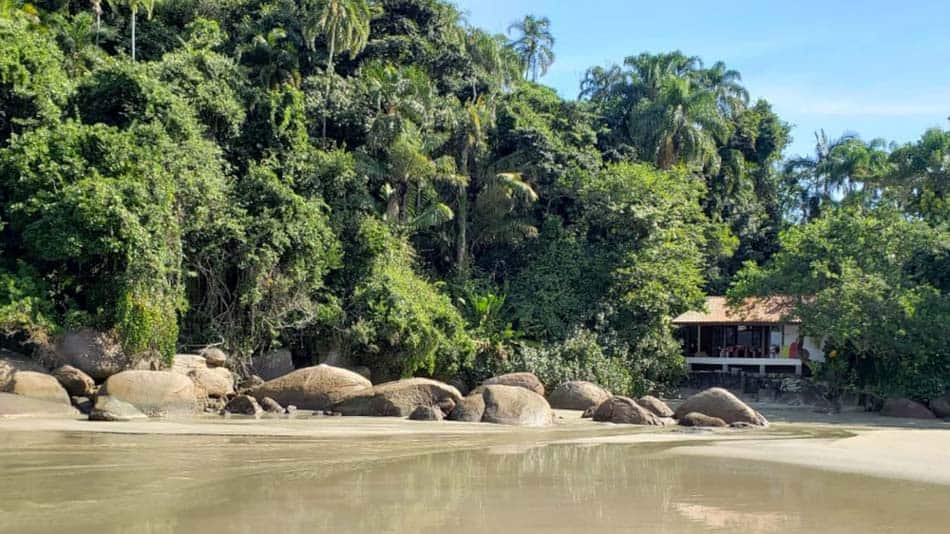 Casa pé na areia para alugar no Airbnb em Ubatuba na Praia do Lázaro