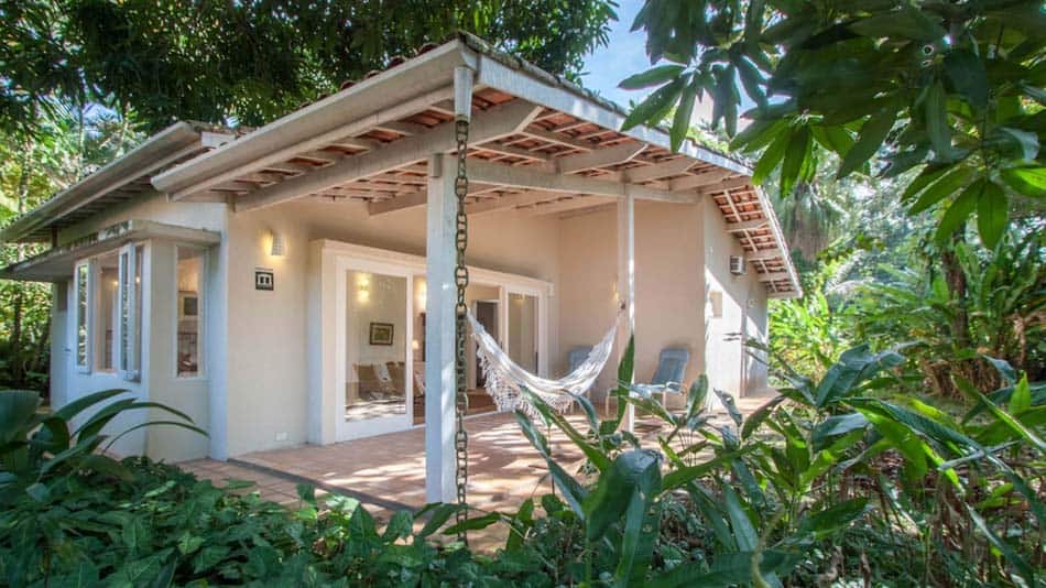 Casa com jardim para alugar no Airbnb em Ubatuba na Praia da Fortaleza