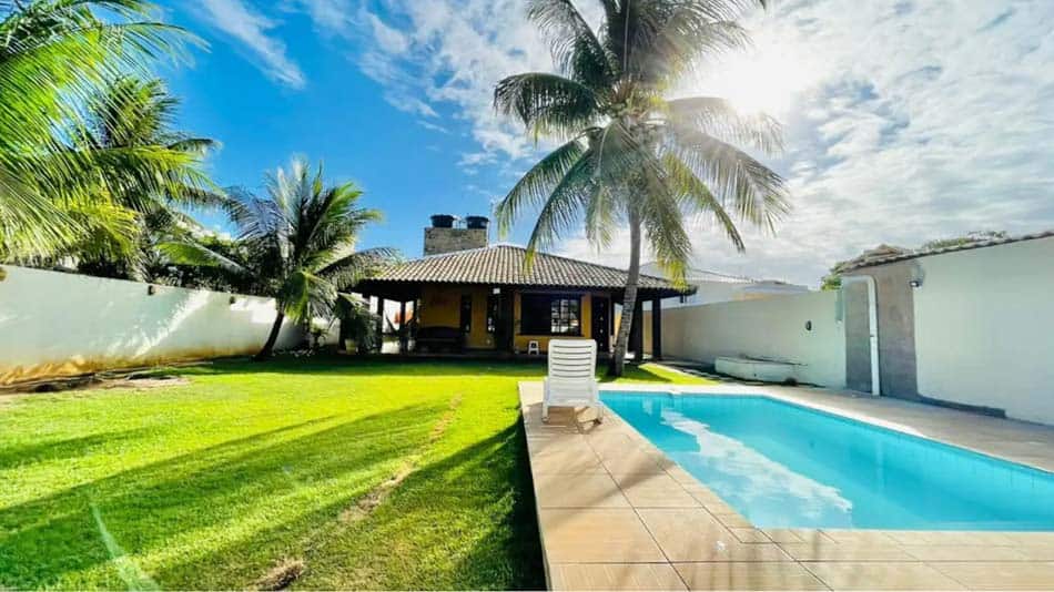 Casa com jardim e piscina para aluguel no Airbnb em Barra do Jacuípe