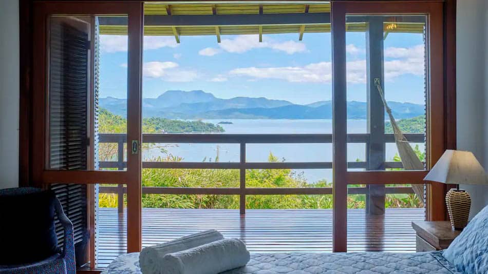 Casa para alugar no Airbnb em Paraty entre mata e praia