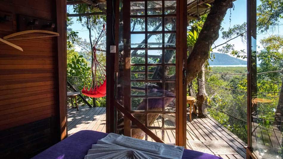 Cabana na árvore com vista para o mar