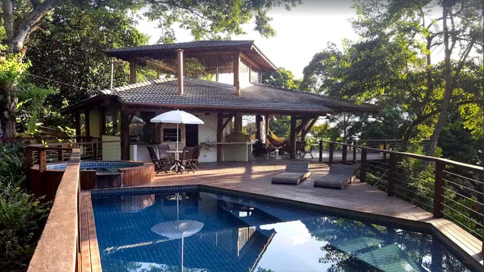 Casa para alugar na Ilhabela com piscina na Praia da Armação