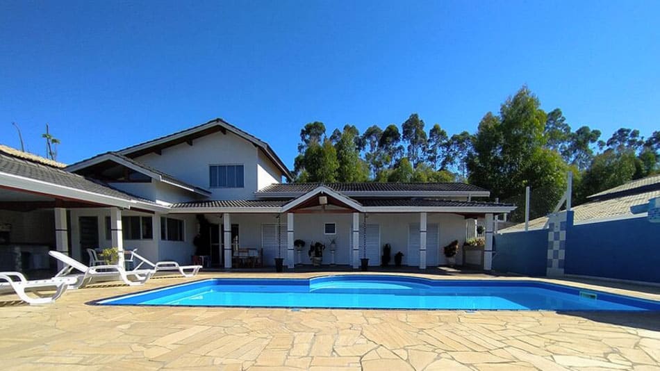 Bela casa para alugar em Atibaia em chácara com piscina