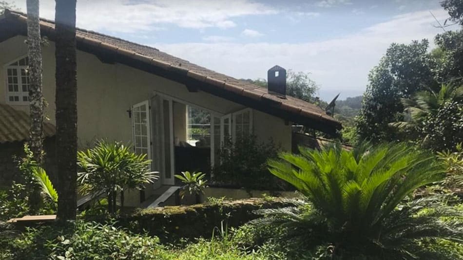 Casa para alugar no Guarujá em meio à Mata Atlântica