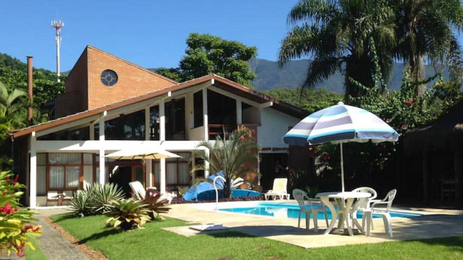 Casa para alugar em Ubatuba com piscina em frente ao mar